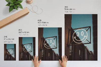 Póster con colores saturados Cara de neón contra una pared de ladrillos