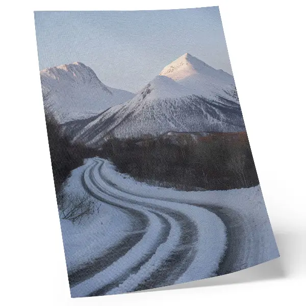 Póster paisaje de montañas con curvas de carretera en invierno