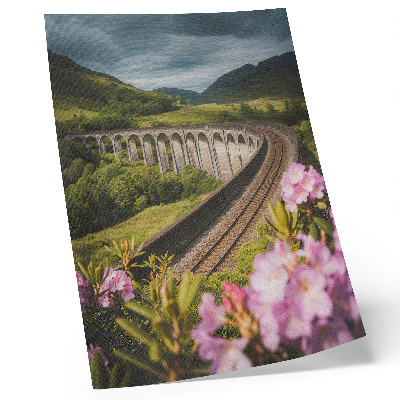 Póster con colores saturados Viaducto de piedra, colinas verdes, flores en tonos pastel