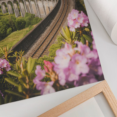 Póster con colores saturados Viaducto de piedra, colinas verdes, flores en tonos pastel