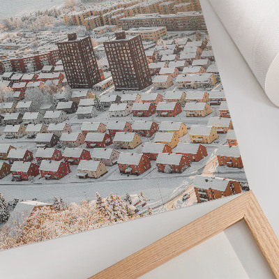 Póster con colores saturados Paisaje invernal con casas cubiertas de nieve