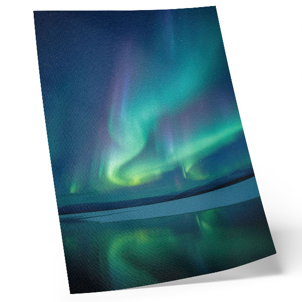 Lámina artística de alta calidad Las auroras boreales con el hermoso paisaje nocturno de fondo.
