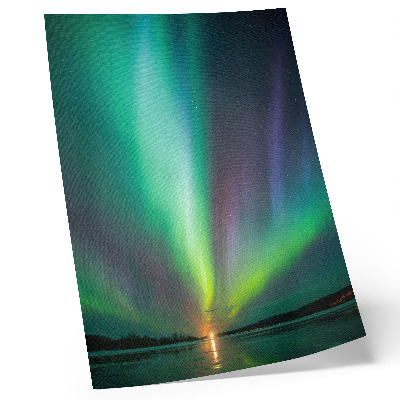Póster con colores saturados Aurora boreal sobre un paisaje nocturno lleno de estrellas.