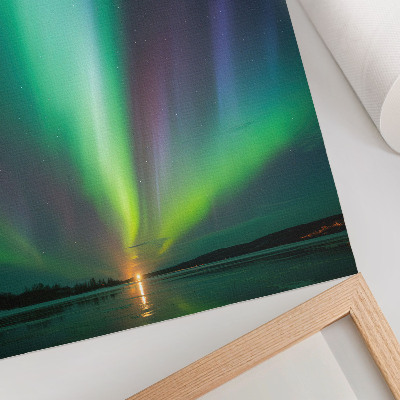 Póster con colores saturados Aurora boreal sobre un paisaje nocturno lleno de estrellas.