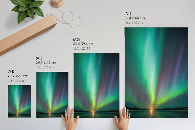 Póster con colores saturados Aurora boreal sobre un paisaje nocturno lleno de estrellas.