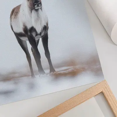 Lienzo decorativo moderno con diseño de renos en paisaje invernal y tonos cálidos
