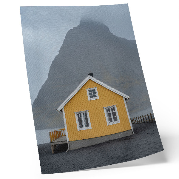 Póster de paisaje minimalista diseño de casa amarilla en las montañas con estética sencilla y pacífica