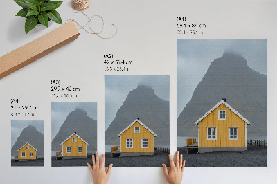 Póster de paisaje minimalista diseño de casa amarilla en las montañas con estética sencilla y pacífica