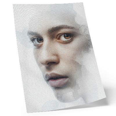 Póster Un rostro delicado, una atmósfera misteriosa, un juego sutil.
