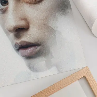 Póster un rostro delicado con una atmósfera misteriosa y un juego sutil