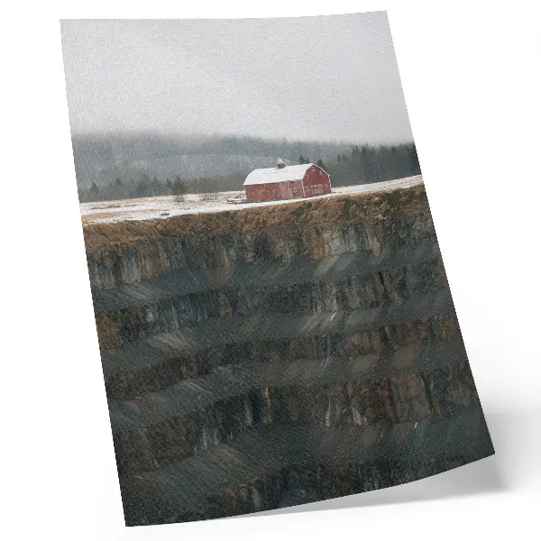 Póster de paisaje invernal con granero diseño con bosque y niebla en colores saturados