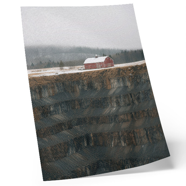 Póster con colores saturados Granero junto a la ladera, paisaje invernal, bosque, niebla