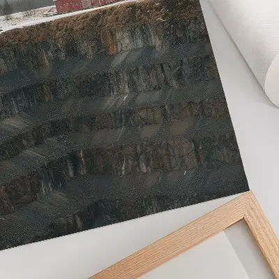 Póster de paisaje invernal con granero diseño con bosque y niebla en colores saturados