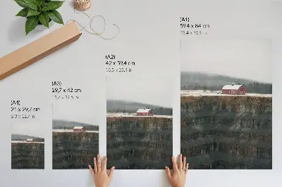 Póster de paisaje invernal con granero diseño con bosque y niebla en colores saturados