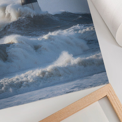 Póster Las olas golpeando el faro, alto contraste, el poder de la naturaleza.