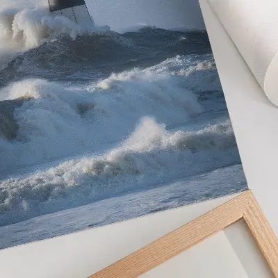 Póster las olas golpeando el faro con alto contraste sobre el poder de la naturaleza