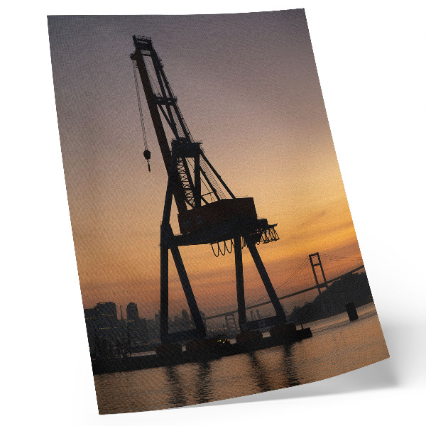 Póster con colores saturados Puente con silueta de grúa industrial al atardecer