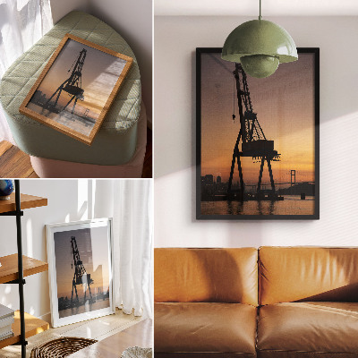 Póster con colores saturados Puente con silueta de grúa industrial al atardecer