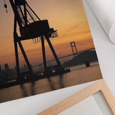 Póster con colores saturados Puente con silueta de grúa industrial al atardecer