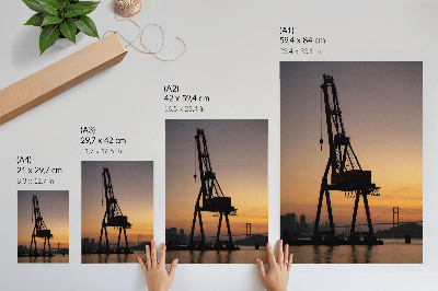 Póster con colores saturados Puente con silueta de grúa industrial al atardecer