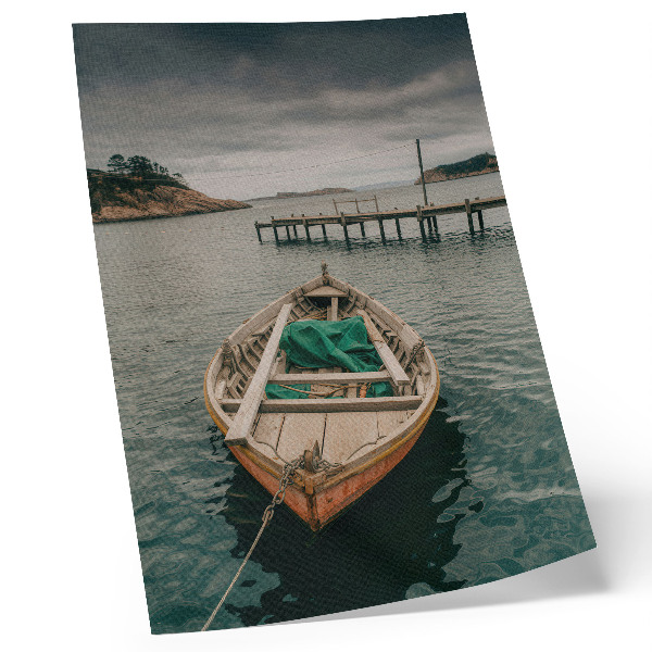 Lienzo decorativo moderno Un barco en la bahía, un ambiente tranquilo y encanto natural.
