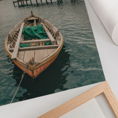 Lienzo decorativo moderno Un barco en la bahía, un ambiente tranquilo y encanto natural.