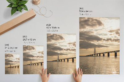 Póster Un puente sobre el agua a la luz del sol poniente.