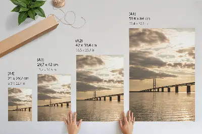 Póster un puente sobre el agua al atardecer