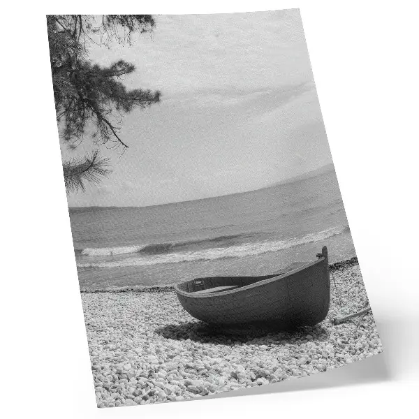 Póster de barco en la playa con colores saturados en una escena de armonía y paz