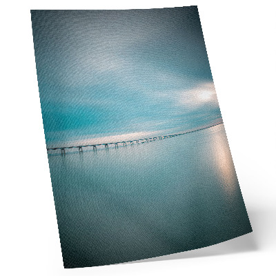 Póster Un puente sobre tranquilas aguas azules