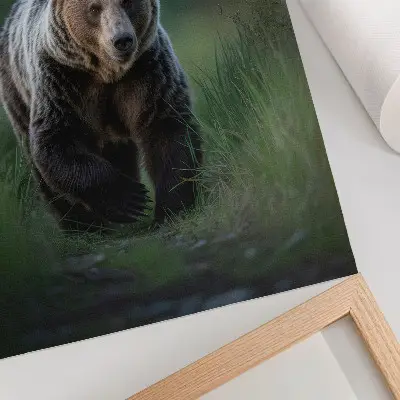 Póster de un oso orgulloso en un entorno forestal