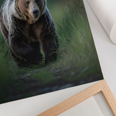 Póster Un oso orgulloso en un entorno forestal