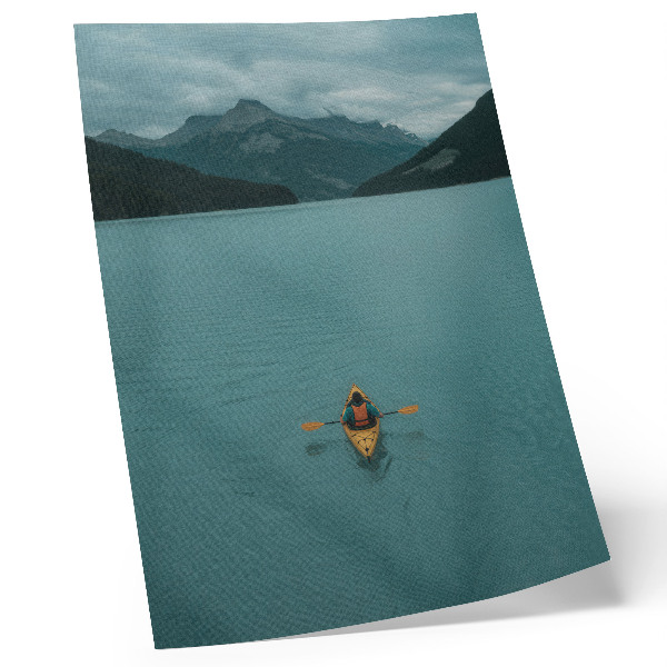Póster con colores saturados Lago turquesa, kayakista, montañas, armonía pacífica