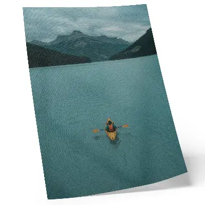 Póster de lago turquesa con kayakista y montañas con colores saturados que transmiten una armonía pacífica