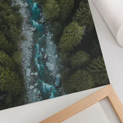 Póster Río de bosque verde con colores saturados en armonía natural