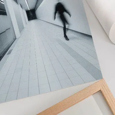 Póster de pasillo moderno en tonos blancos y grises con colores saturados
