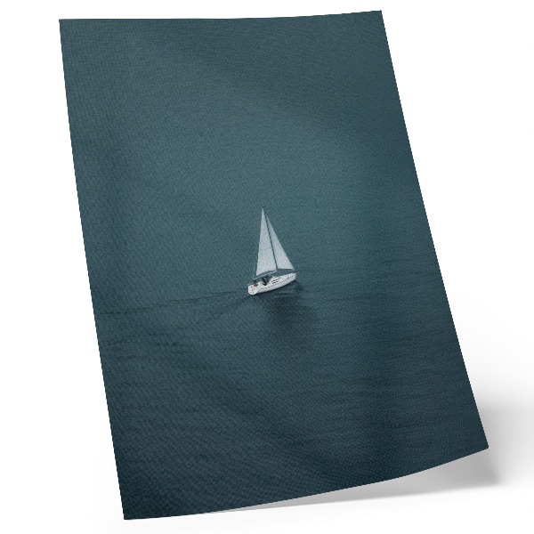 Lámina artística de alta calidad Un yate en un mar en calma, una composición minimalista.