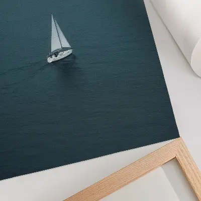 Lámina artística de alta calidad un yate en un mar en calma con una composición minimalista