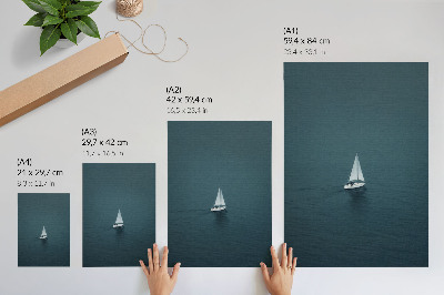Lámina artística de alta calidad Un yate en un mar en calma, una composición minimalista.
