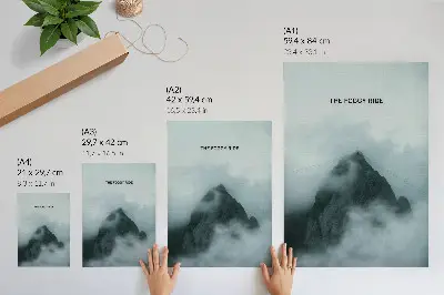 Póster de montaña monocromática con atmósfera mística y colores saturados que transmiten paz