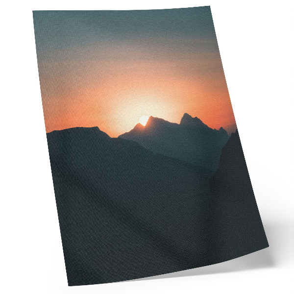Póster con colores saturados Atardecer en las montañas, magia y paz.