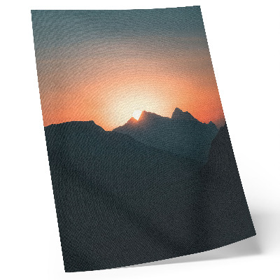 Póster con colores saturados Atardecer en las montañas, magia y paz.