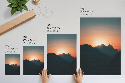 Póster con colores saturados Atardecer en las montañas, magia y paz.