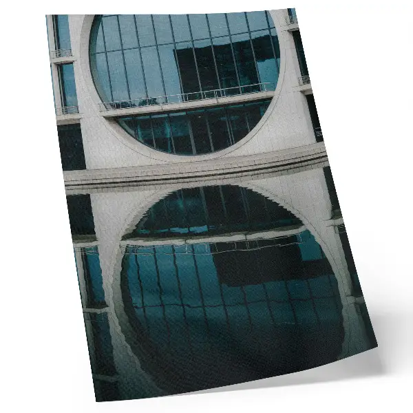 Lámina artística de arquitectura moderna diseño de reflejo en cristal