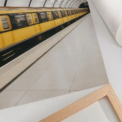 Lienzo decorativo moderno con diseño de metro de líneas suaves y dinámicas
