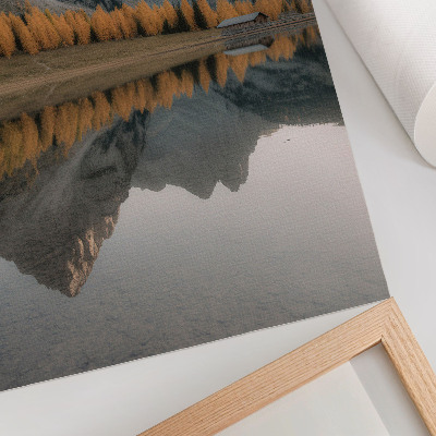 Póster Lago tranquilo, árboles otoñales, reflejo de las montañas, naturaleza