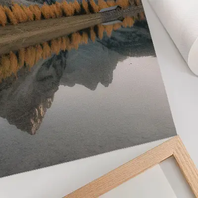 Póster de naturaleza lago tranquilo con árboles otoñales y reflejo de las montañas