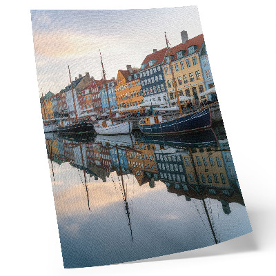 Póster Edificios coloridos que se reflejan encantadoramente en el agua.