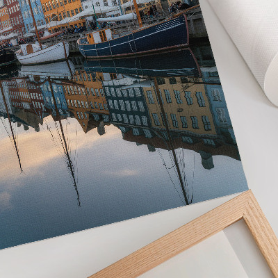 Póster Edificios coloridos que se reflejan encantadoramente en el agua.