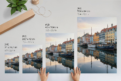 Póster Edificios coloridos que se reflejan encantadoramente en el agua.
